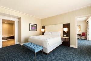 Postel nebo postele na pokoji v ubytování Fairmont Austin Gold Experience
