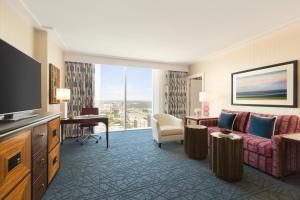 TV a/nebo společenská místnost v ubytování Fairmont Austin Gold Experience