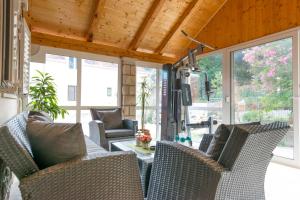 eine abgeschirmte Veranda mit Stühlen und einem Tisch in der Unterkunft Tranquility and Nature in 4 Bedroom with Sea View in Mokošica