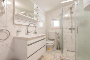 ein Badezimmer mit Toilette, Waschbecken und Dusche in der Unterkunft Tranquility and Nature in 4 Bedroom with Sea View in Mokošica + 37 Fotos