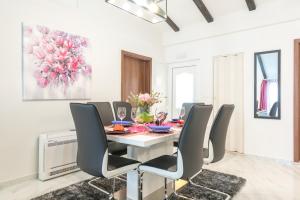 Ein Sitzbereich in der Unterkunft Tranquility and Nature in 4 Bedroom with Sea View