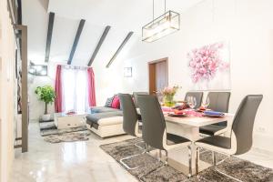 Ein Sitzbereich in der Unterkunft Tranquility and Nature in 4 Bedroom with Sea View