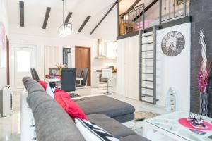 Ein Sitzbereich in der Unterkunft Tranquility and Nature in 4 Bedroom with Sea View