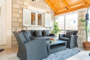 Ein Sitzbereich in der Unterkunft Tranquility and Nature in 4 Bedroom with Sea View