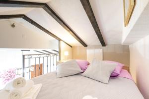 ein Schlafzimmer mit einem Bett mit lila und weißen Kissen in der Unterkunft Tranquility and Nature in 4 Bedroom with Sea View in Mokošica
