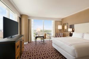 TV a/nebo společenská místnost v ubytování Fairmont Austin Gold Experience