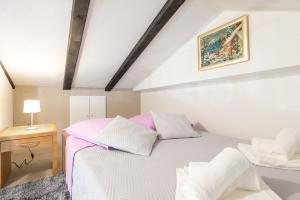 Ein Bett oder Betten in einem Zimmer der Unterkunft Tranquility and Nature in 4 Bedroom with Sea View