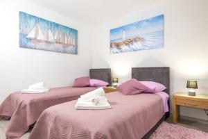 Ein Bett oder Betten in einem Zimmer der Unterkunft Tranquility and Nature in 4 Bedroom with Sea View