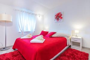 Ein Bett oder Betten in einem Zimmer der Unterkunft Tranquility and Nature in 4 Bedroom with Sea View