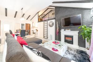 ein Wohnzimmer mit Couch und Kamin in der Unterkunft Tranquility and Nature in 4 Bedroom with Sea View in Mokošica