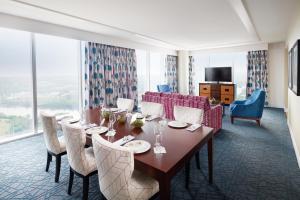TV a/nebo společenská místnost v ubytování Fairmont Austin Gold Experience