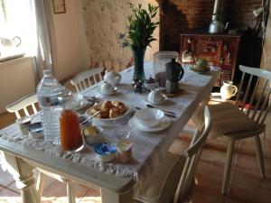 una mesa con comida y bebidas encima en Le Domaine, en Lignac