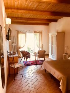 een slaapkamer met een bed en een tafel in een kamer bij Agriturismo al Colle in Bertinoro