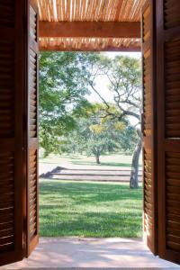 una puerta abierta a un campo de hierba en Fazenda Santa Teresa Hotel, en Bocaina
