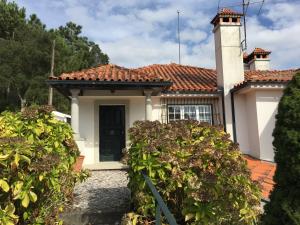聖孔巴當的住宿－Quinta de Santa Maria do Dao，白色房子,有红色屋顶
