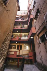 widok na budynek z korytarza budynku w obiekcie Apartment Ema w Szybeniku