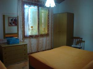 1 dormitorio con 1 cama, vestidor y ventana en Casa Vacanze Guardamare, en San Vincenzo