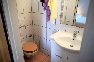 Kúpeľňa v ubytovaní Sunnyy Beacch Apartments + 31 fotografií