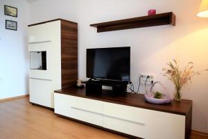 Televízia a/alebo spoločenská miestnosť v ubytovaní Sunnyy Beacch Apartments