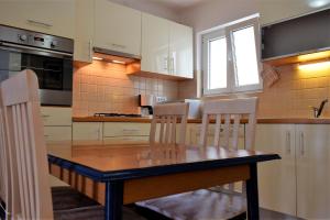 Kuchyňa alebo kuchynka v ubytovaní Sunnyy Beacch Apartments