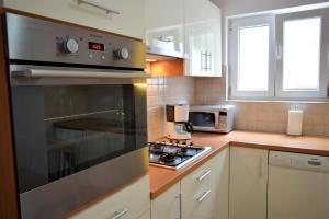 Kuchyňa alebo kuchynka v ubytovaní Sunnyy Beacch Apartments