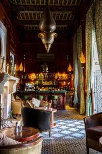 una camera con bar con tavolo e sedie di Palais Dar Donab a Marrakech