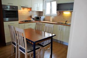 Kuchyňa alebo kuchynka v ubytovaní Sunnyy Beacch Apartments