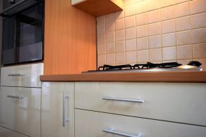 Kuchyňa alebo kuchynka v ubytovaní Sunnyy Beacch Apartments