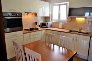 Kuchyňa alebo kuchynka v ubytovaní Sunnyy Beacch Apartments