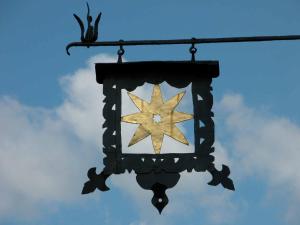 a street sign with a star on a pole at Gasthof-Landhotel-Metzgerei Zum Stern in Rüdenau
