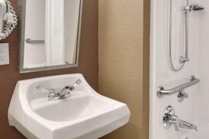 y baño con lavabo blanco y espejo. en Microtel Inn & Suites-Sayre, PA, en Sayre