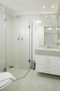 een badkamer met een toilet, een douche en een wastafel bij Brisa Tower Hotel in Ceilândia