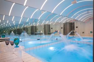 a swimming pool filled with lots of water at Hôtel Dress Code in Paris
