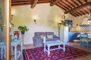 A seating area at Tuscan Roots Még 16 kép