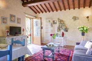 - un salon avec un canapé et une télévision dans l'établissement Tuscan Roots, à La Croce