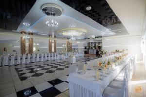 a banquet hall with white tables and white chairs at Hotel Zajazdu w Ostrzeszowie in Ostrzeszów