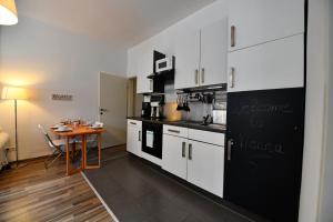 A kitchen or kitchenette at GOOD(wo)MAN'S HOME I