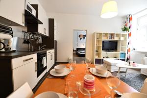 A kitchen or kitchenette at GOOD(wo)MAN'S HOME I