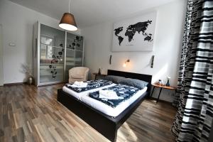 A bed or beds in a room at GOOD(wo)MAN'S HOME I
