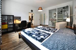 A bed or beds in a room at GOOD(wo)MAN'S HOME I