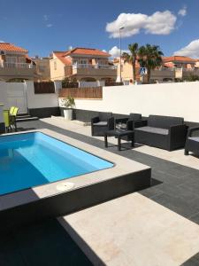 ein Swimmingpool auf dem Dach eines Hauses in der Unterkunft Boulevard La Zenia Villa in Playa Flamenca