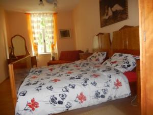 En eller flere senge i et værelse på Maja Zevnik Apartment