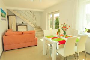 里沃Irena domek的客厅配有橙色沙发和桌子