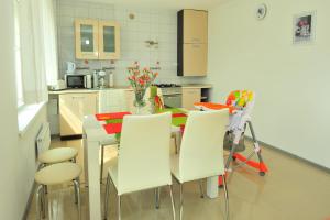 里沃Irena domek的一间带桌椅的厨房和一间带炉灶的厨房