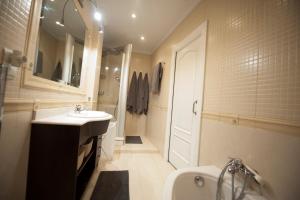 A bathroom at Calle Río de la Pila