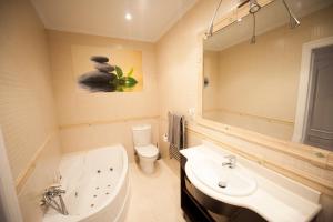 A bathroom at Calle Río de la Pila