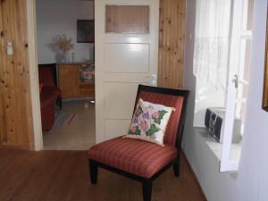 una sedia con un cuscino in una stanza di Angelinas House a Glossa
