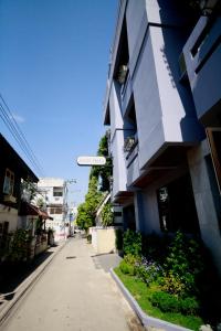 un panneau indiquant la rue sur le côté d'un bâtiment dans l'établissement Hotel Alley, à Hua Hin