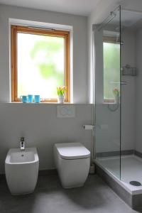 ロンドンにあるAngelのバスルーム(トイレ、シャワー付)、窓が備わります。
