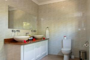 łazienka z 2 umywalkami i toaletą w obiekcie Surf Tropical Villa Seascape w mieście Cerf Island